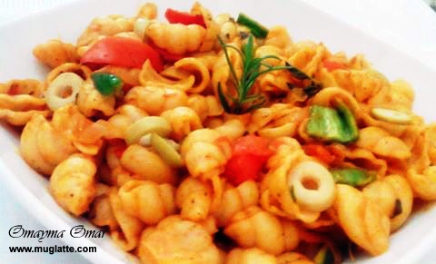 طريقة عمل مكرونة بالصلصة والزيتون والفلفل الأخضر