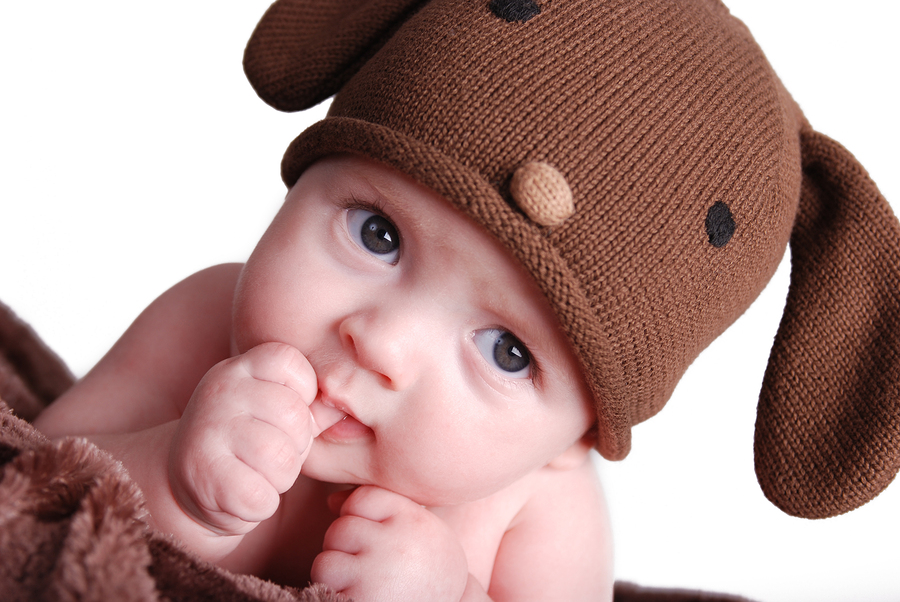 مص رضاعة الإصبع الطفل عادة