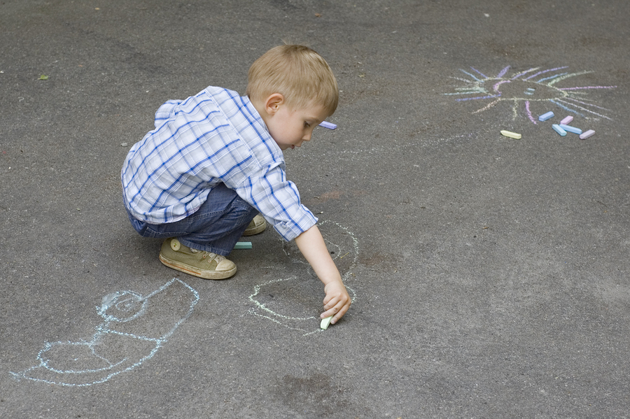 اللعب في الشارع علي الرصيف