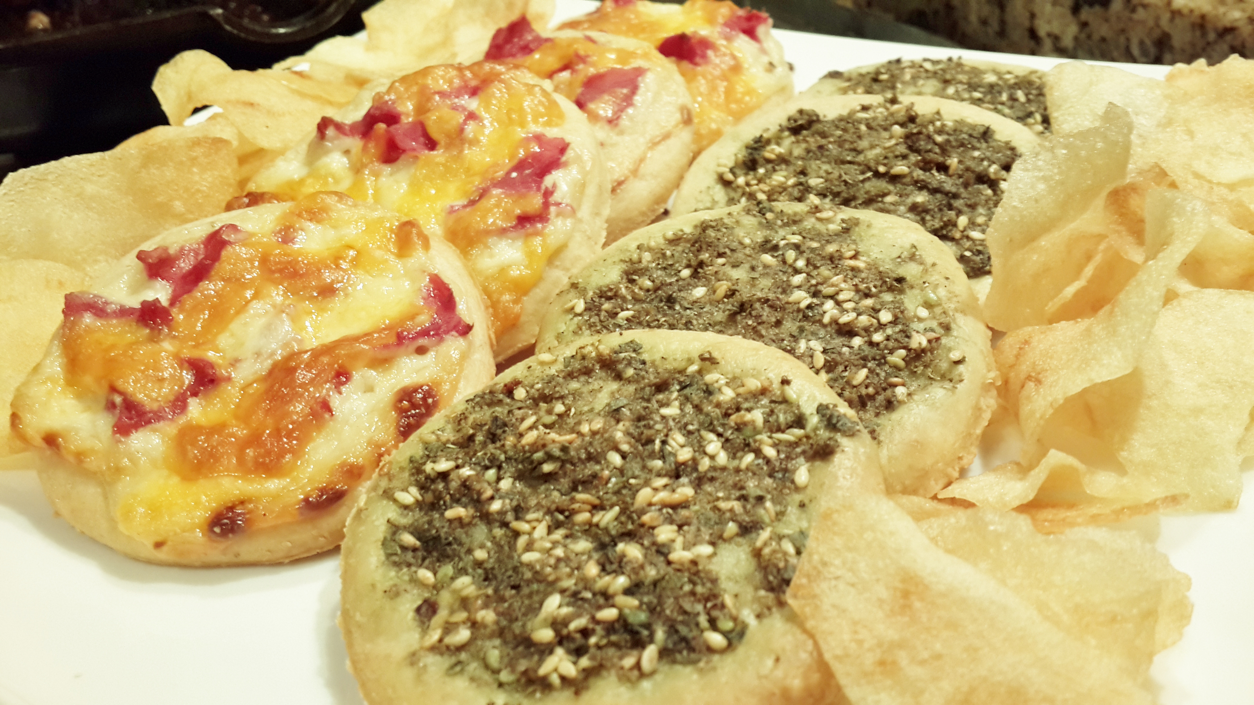 مناقيش زعتر و جبنة