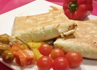 بالصور طريقة عمل فطيرة السجق الشرقي