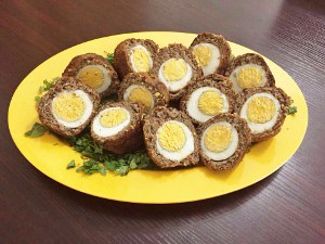 بيض أسكتلندي باللحمة المفرومة