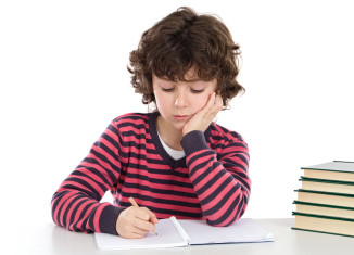 الأم العاملة ومذاكرة الأبناء