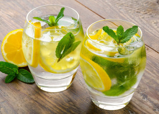 الماء الدافئ مع الليمون علي الريق